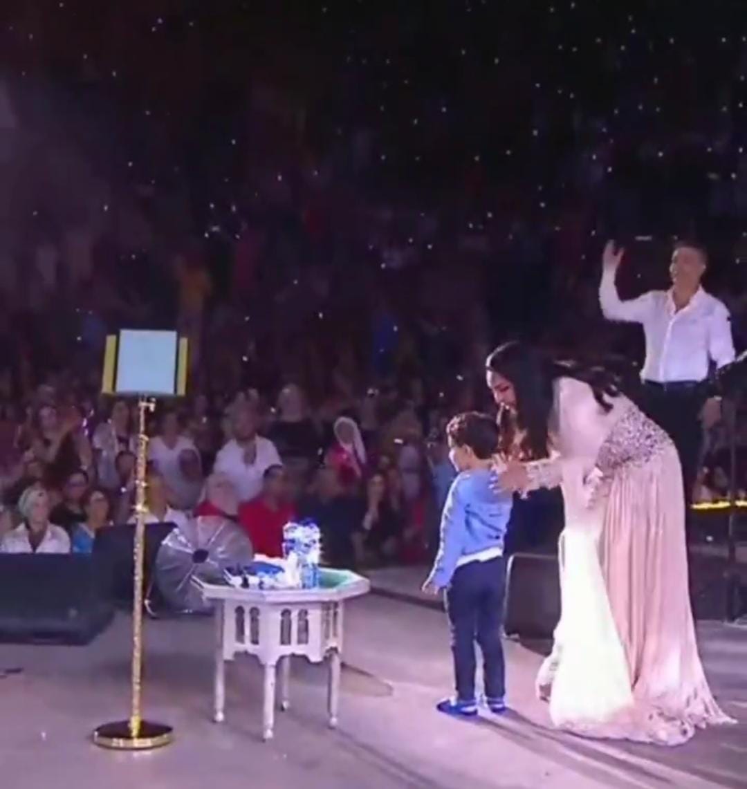 صغير يرافق أحلام على مسرح حفلها بختام مهرجان قرطاج ويغني برفقتها وياك وياك