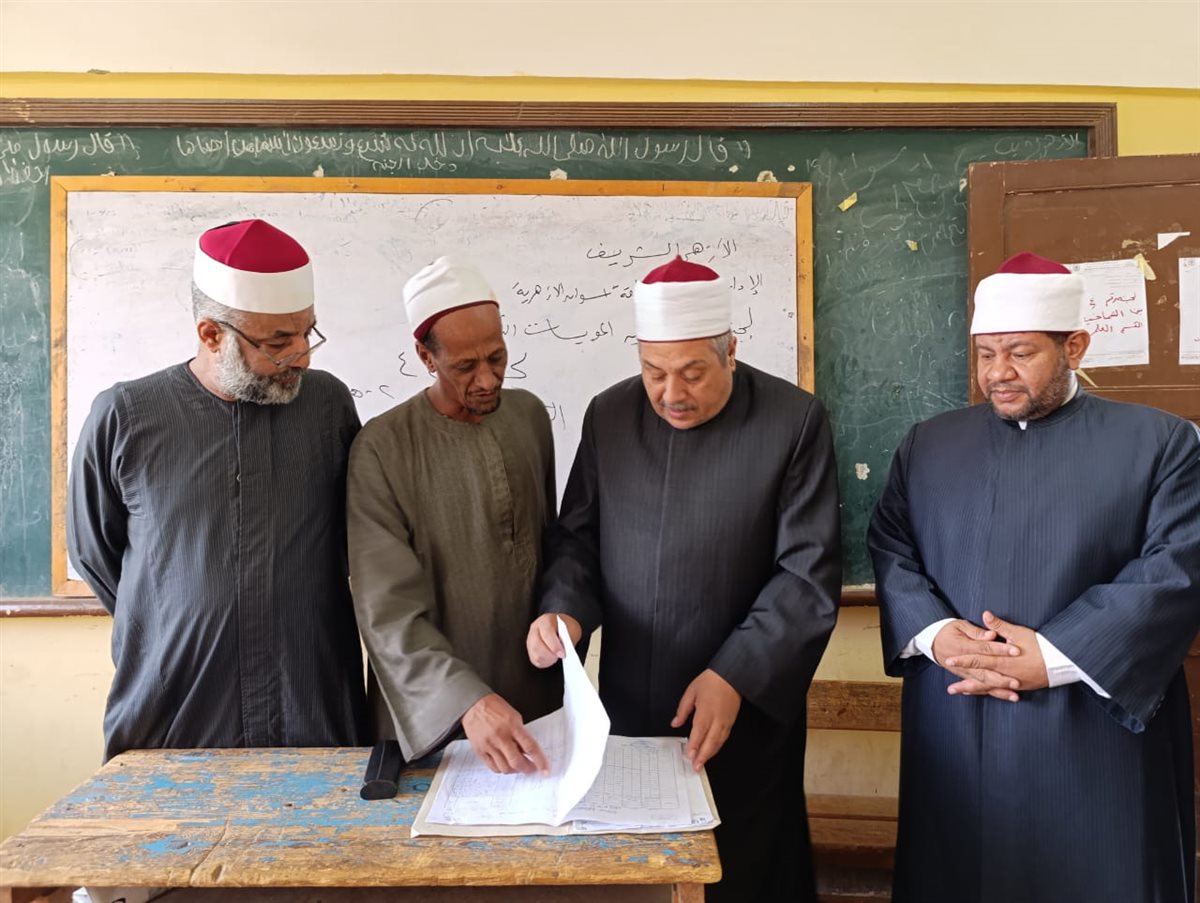 رئيس المعاهد الأزهريّة يتابع امتحانات الدور الثاني للثانوية الأزهرية بأسوان