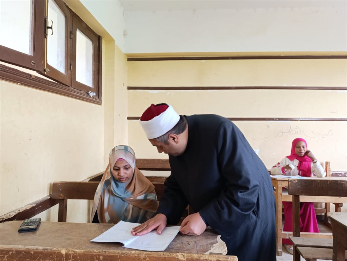 رئيس المعاهد الأزهريّة يتابع امتحانات الدور الثاني للثانوية الأزهرية بأسوان