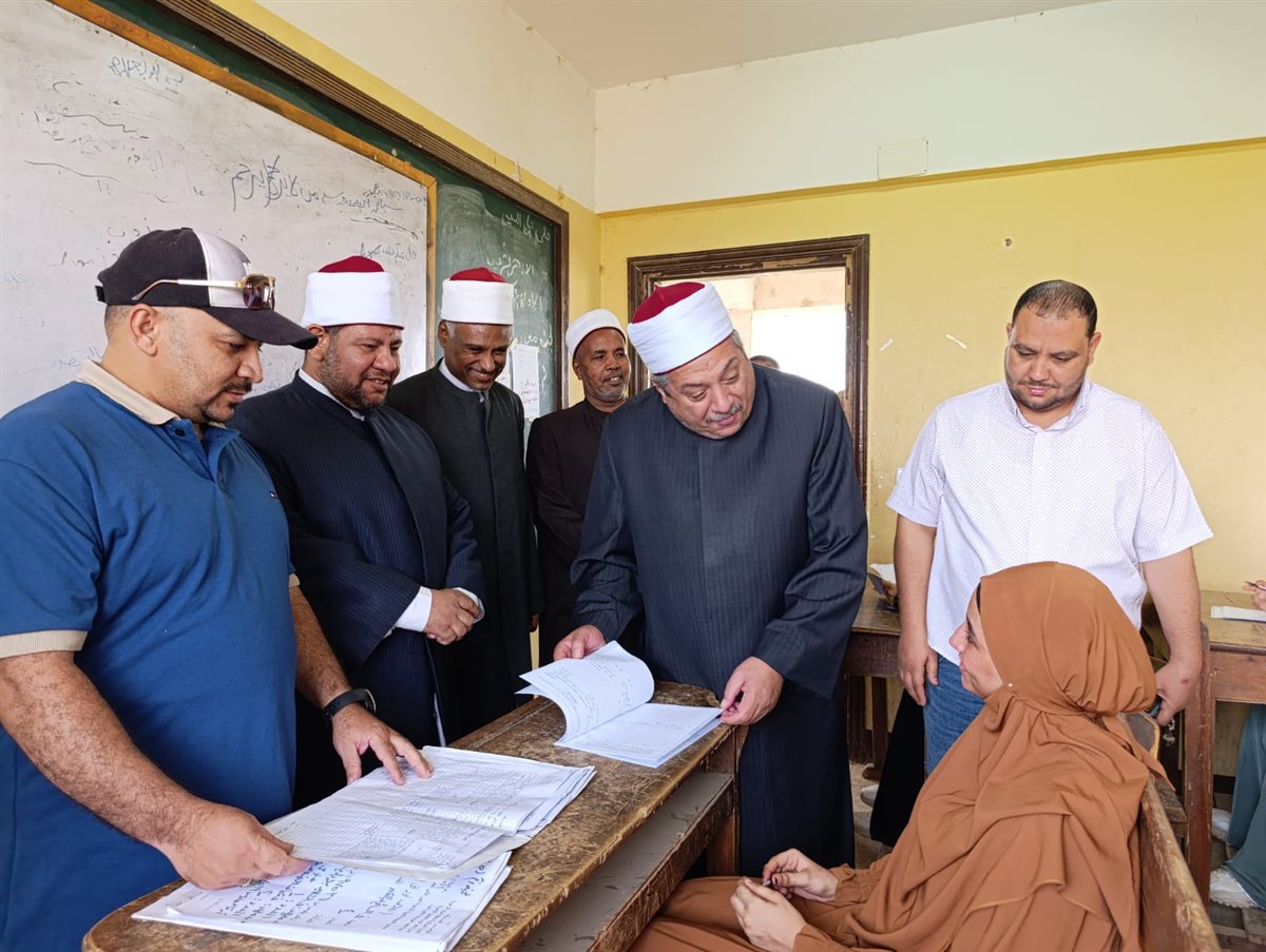 رئيس المعاهد الأزهريّة يتابع امتحانات الدور الثاني للثانوية الأزهرية بأسوان