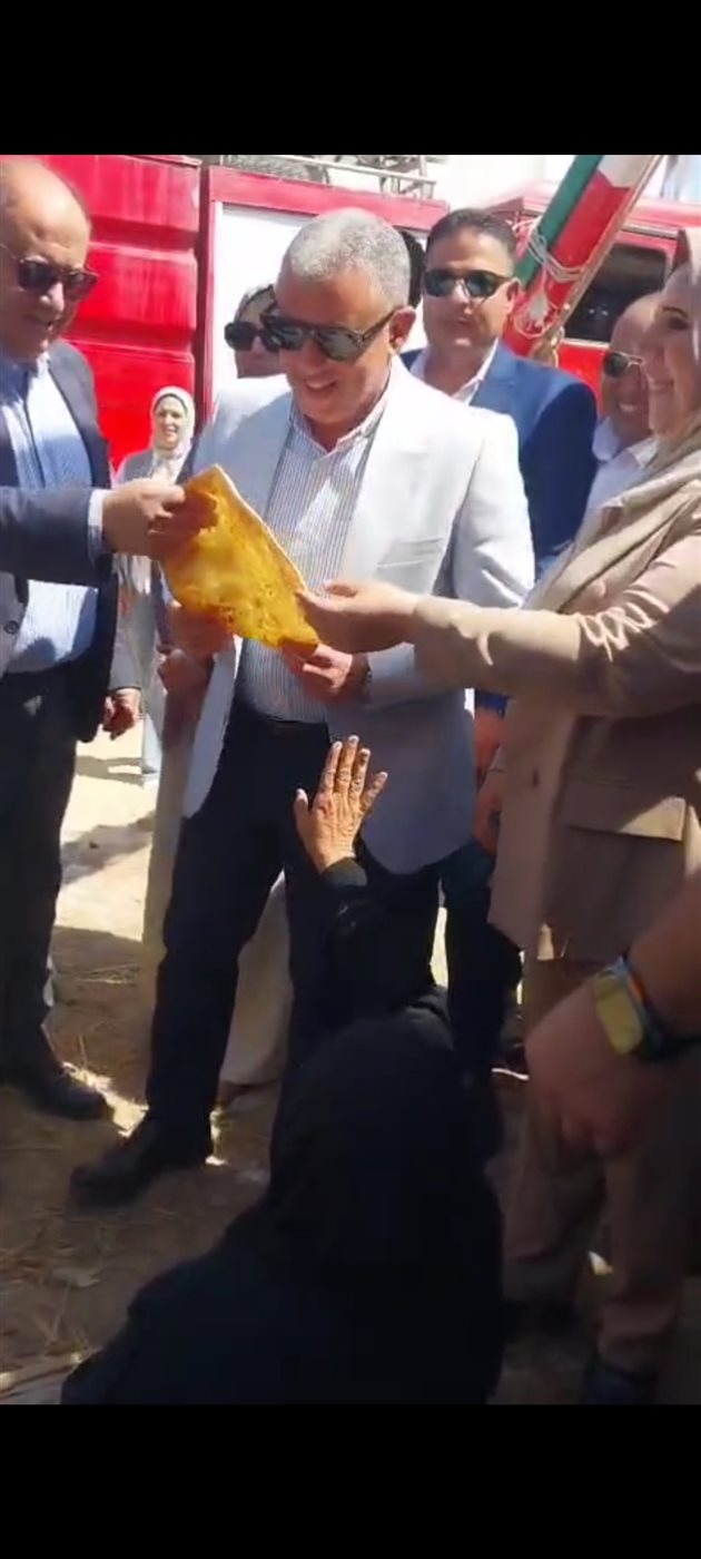 محافظ الإسماعيلية يستجيب لاستغاثة بائعة خبز