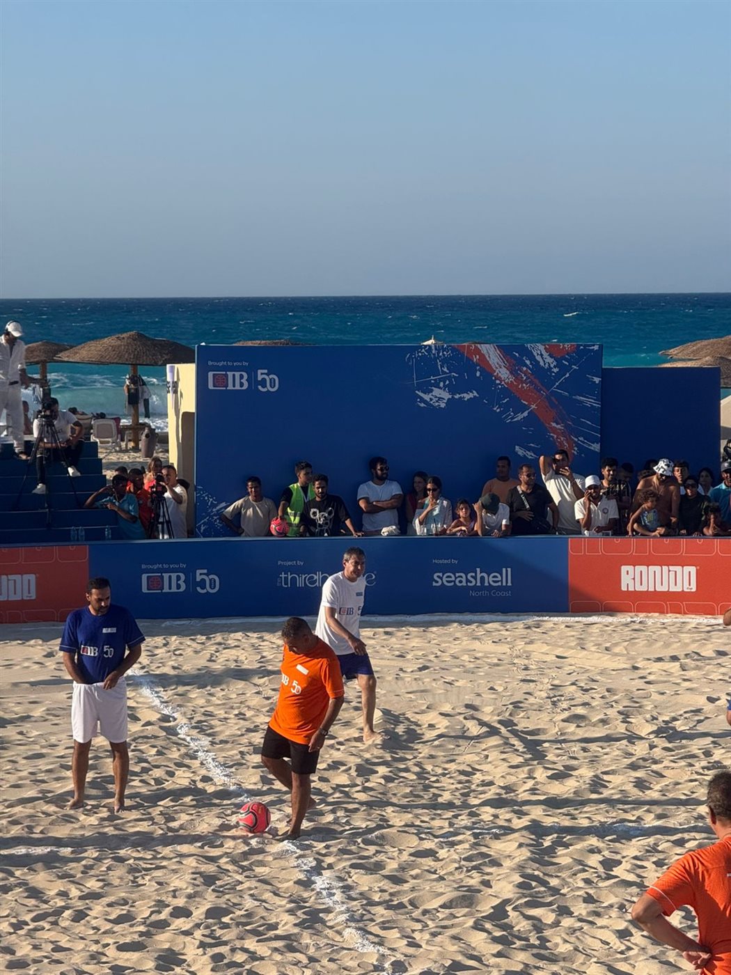 <strong>مباراة الأساطير.. شيكابالا ونجوم الرياضة في دورة الكرة الروندو في الساحل الشمالي برعاية CIB </strong>