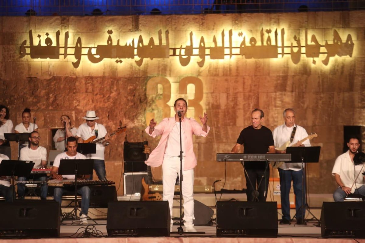 بـ موسيقى المايسترو عمرو سليم.. مدحت صالح يحيي حفلًا كامل العدد بمهرجان القلعة الدولي