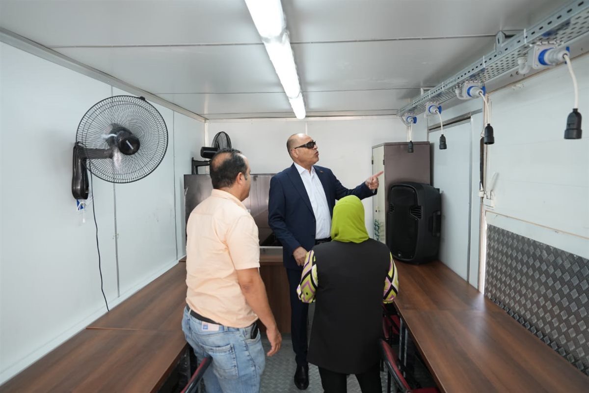 وزير العمل يتفقد وحدتي تدريب مهني متنقلة في قرى الغربية