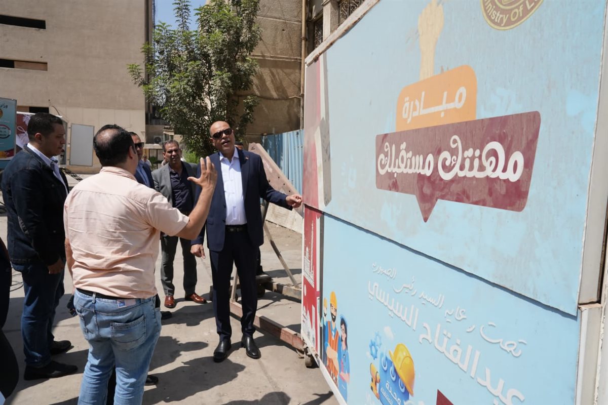 وزير العمل يتفقد وحدتي تدريب مهني متنقلة في قرى الغربية