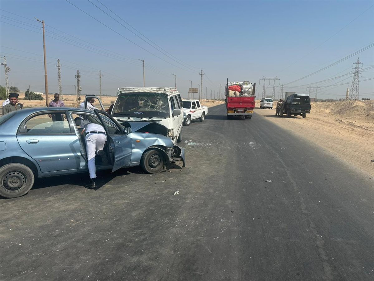 صور حادث تصادم سيارتين على صحراوي قنا