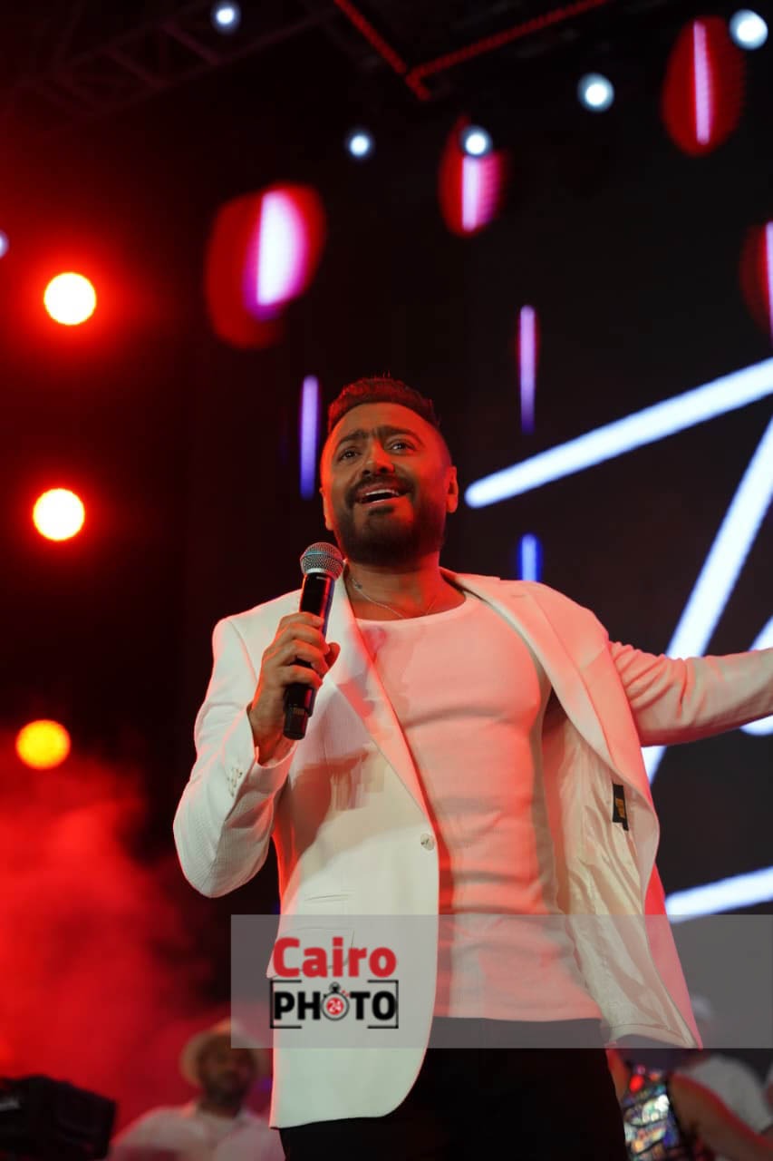 . تامر حسني يشعل أجواء حفله بمهرجان مراسي 