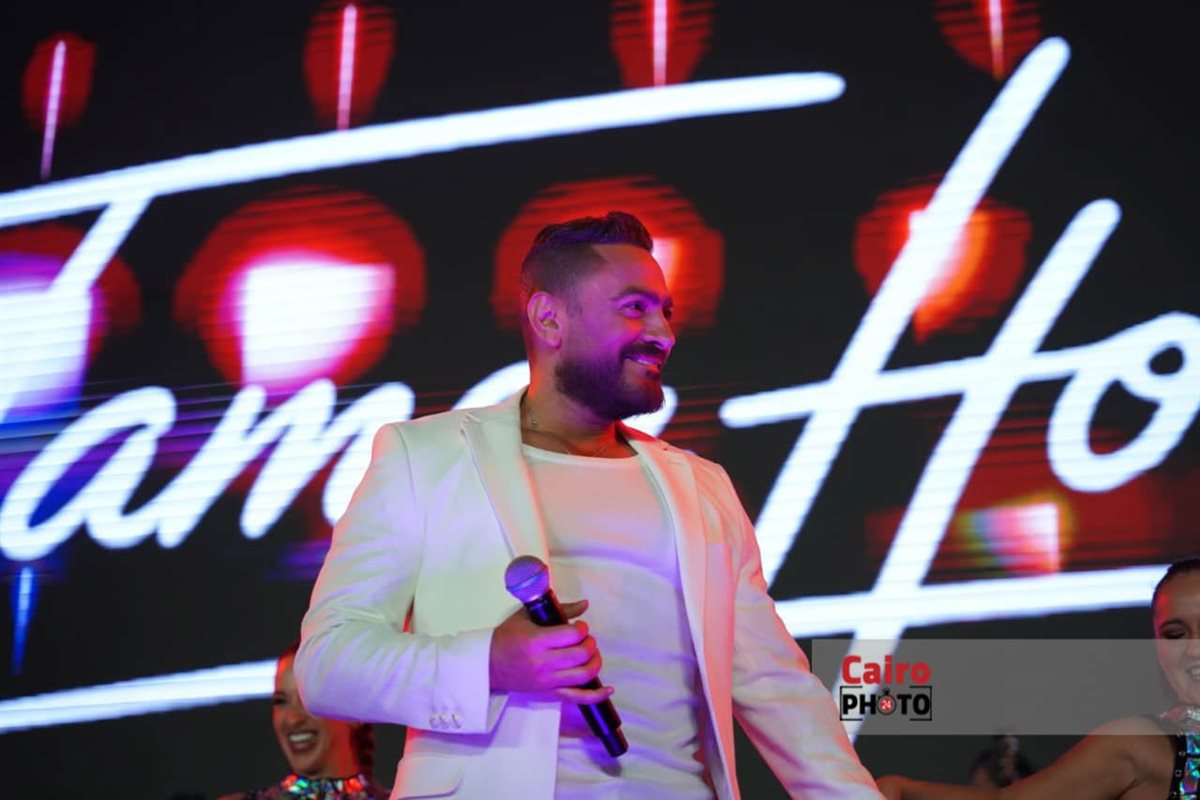 . تامر حسني يشعل أجواء حفله بمهرجان مراسي 