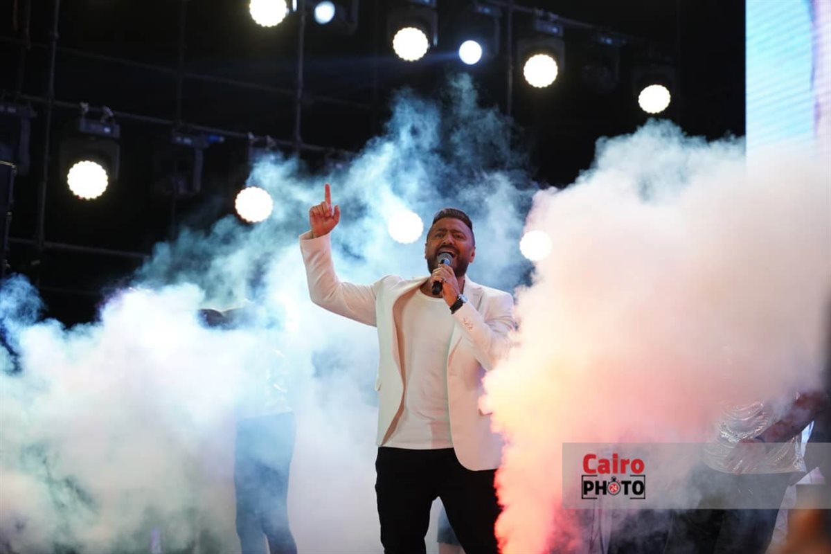 . تامر حسني يشعل أجواء حفله بمهرجان مراسي 