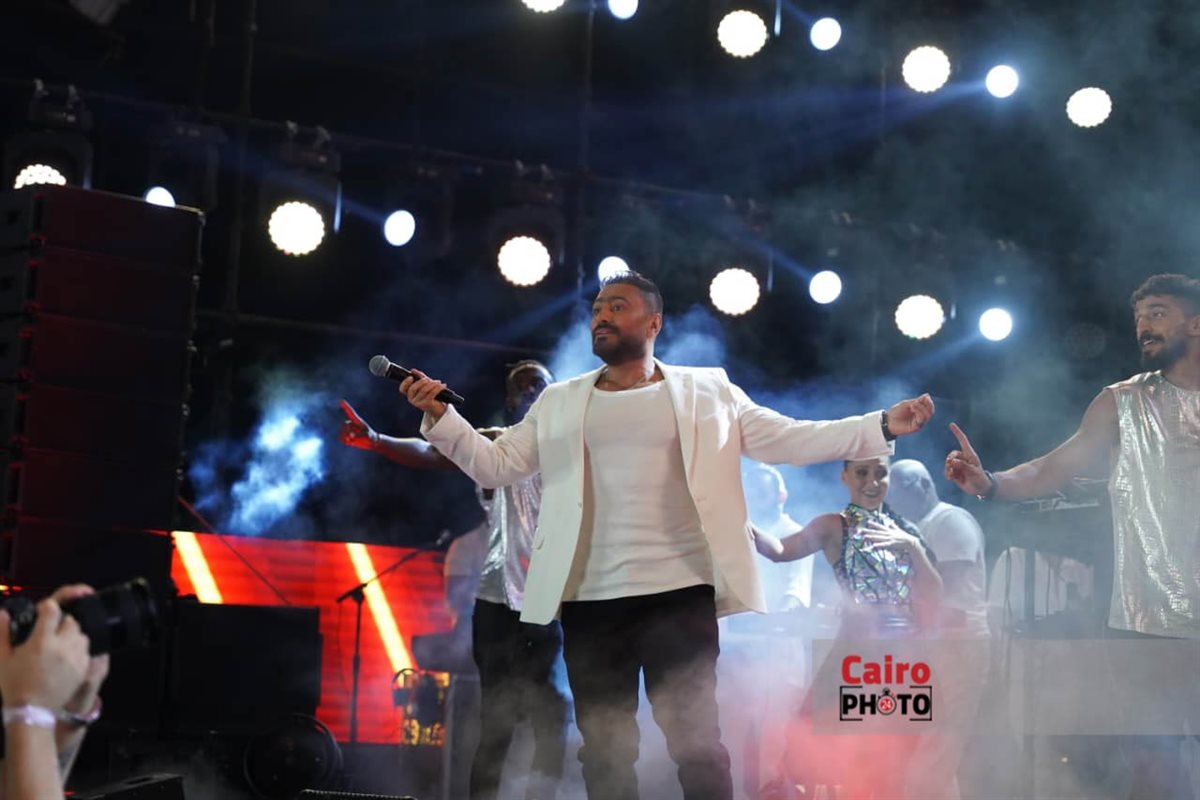 . تامر حسني يشعل أجواء حفله بمهرجان مراسي 