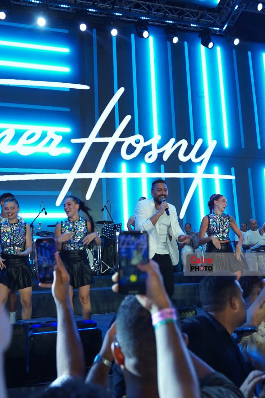 . تامر حسني يشعل أجواء حفله بمهرجان مراسي 