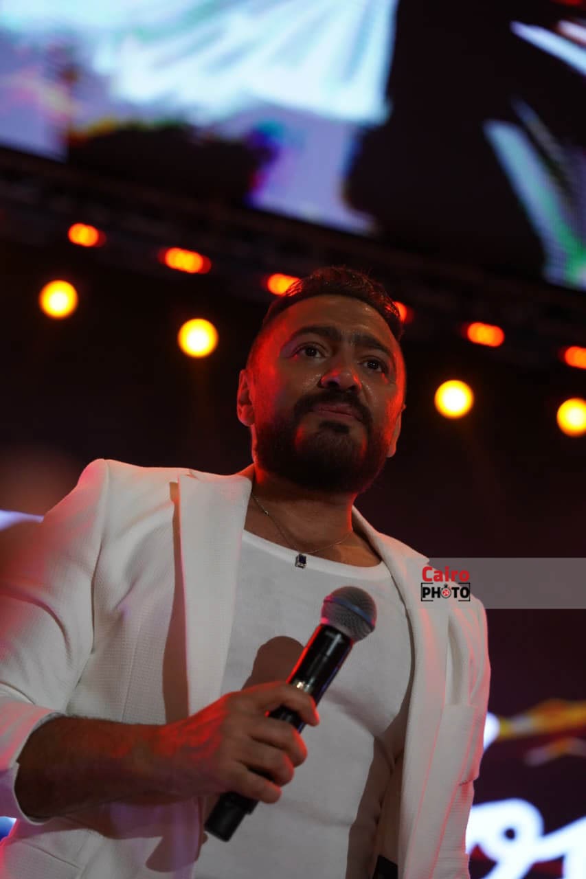 . تامر حسني يشعل أجواء حفله بمهرجان مراسي 