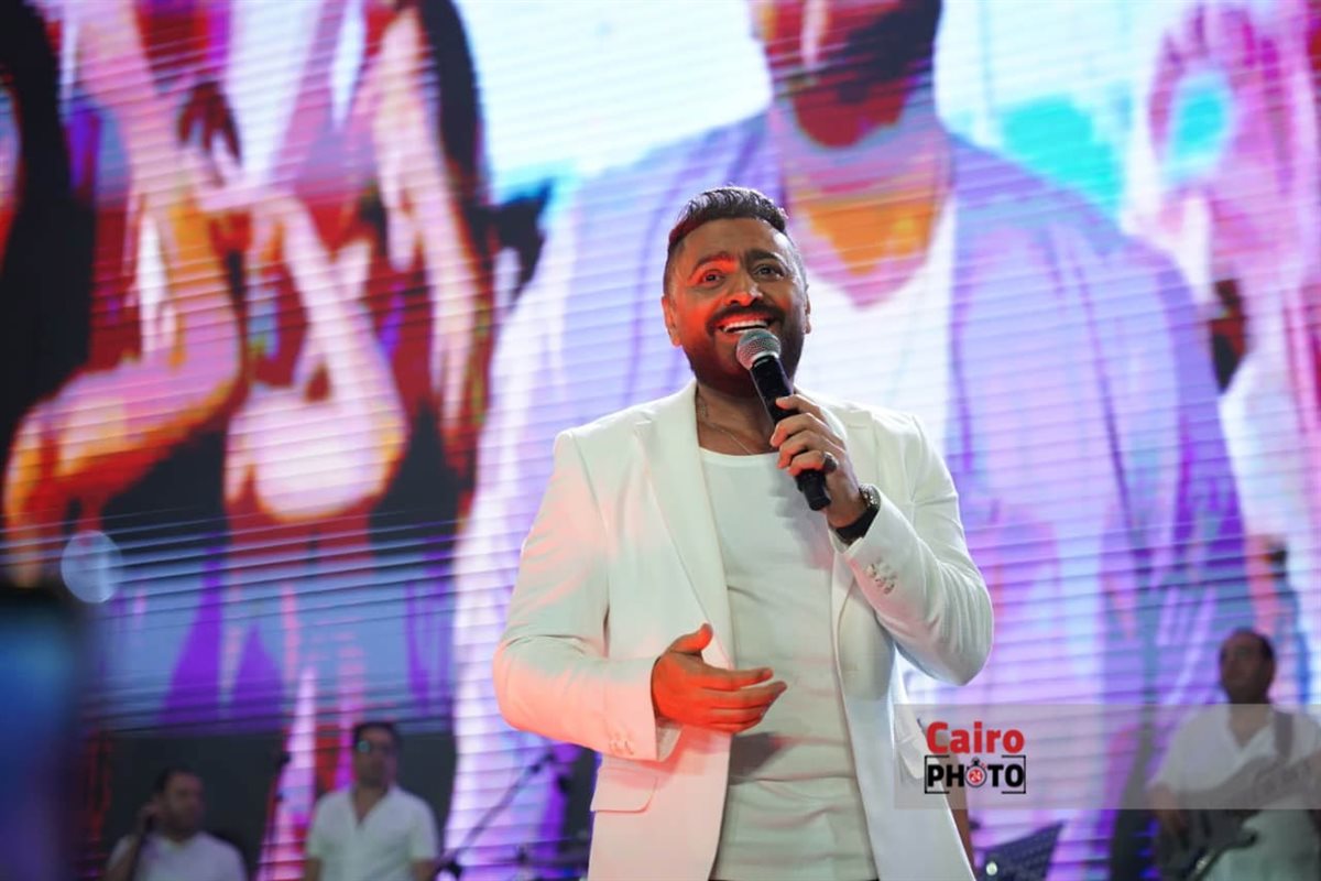 . تامر حسني يشعل أجواء حفله بمهرجان مراسي 