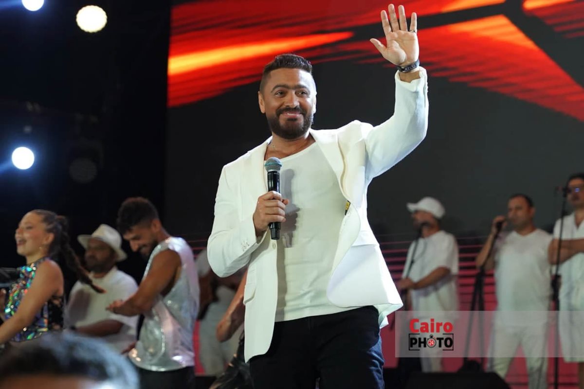 . تامر حسني يشعل أجواء حفله بمهرجان مراسي 