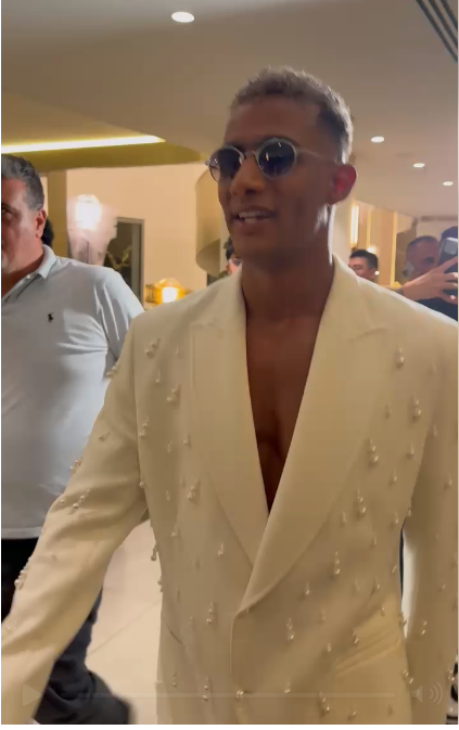 ببدله بيضاء أول ظهور لـ محمد رمضان في بيروت قبل صعوده على المسرح