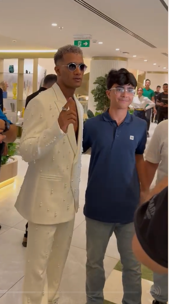 محمد رمضان يلتقط صور تذكارية مع جمهوره قبل حفل ببيروت