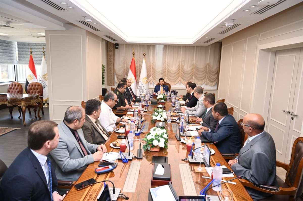<strong>وزير الرياضة ومحافظ بورسعيد يتابعان معدلات تنفيذ ستاد المصري </strong>