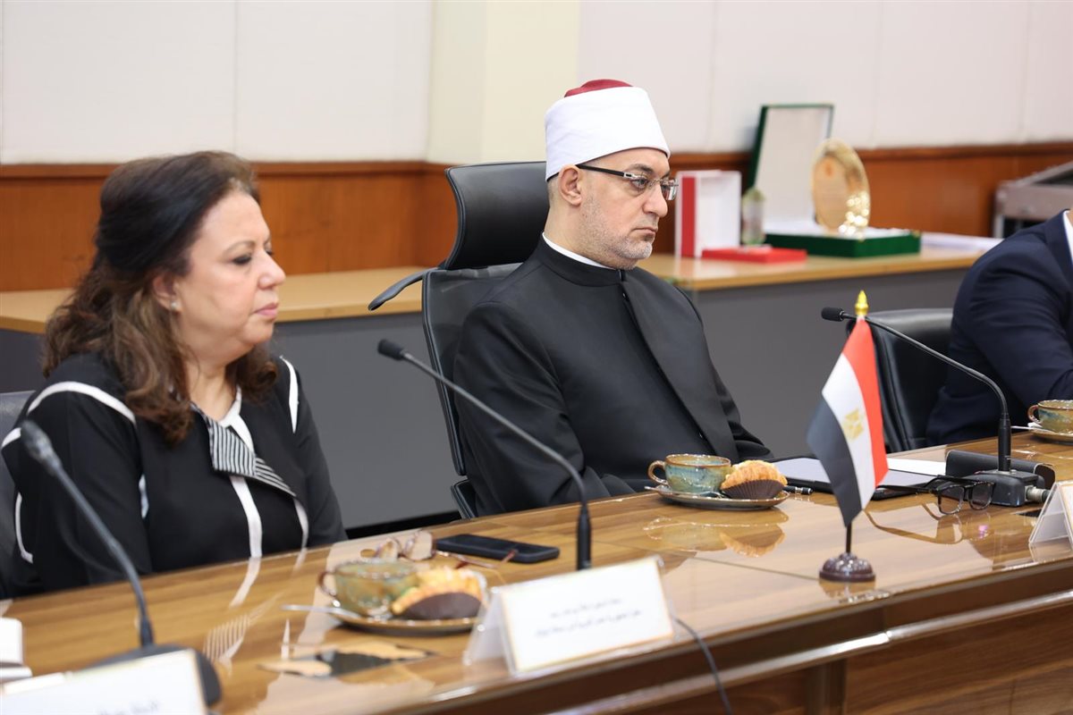 مفتي الجمهورية يلتقي شيخ الإسلام في تايلاند ويجتمع بأعضاء هيئة كبار العلماء على هامش زيارته للبلاد