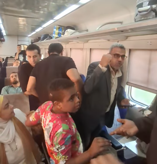 صورا من المقطع المتداول لاستياء الركاب في قطار 986  