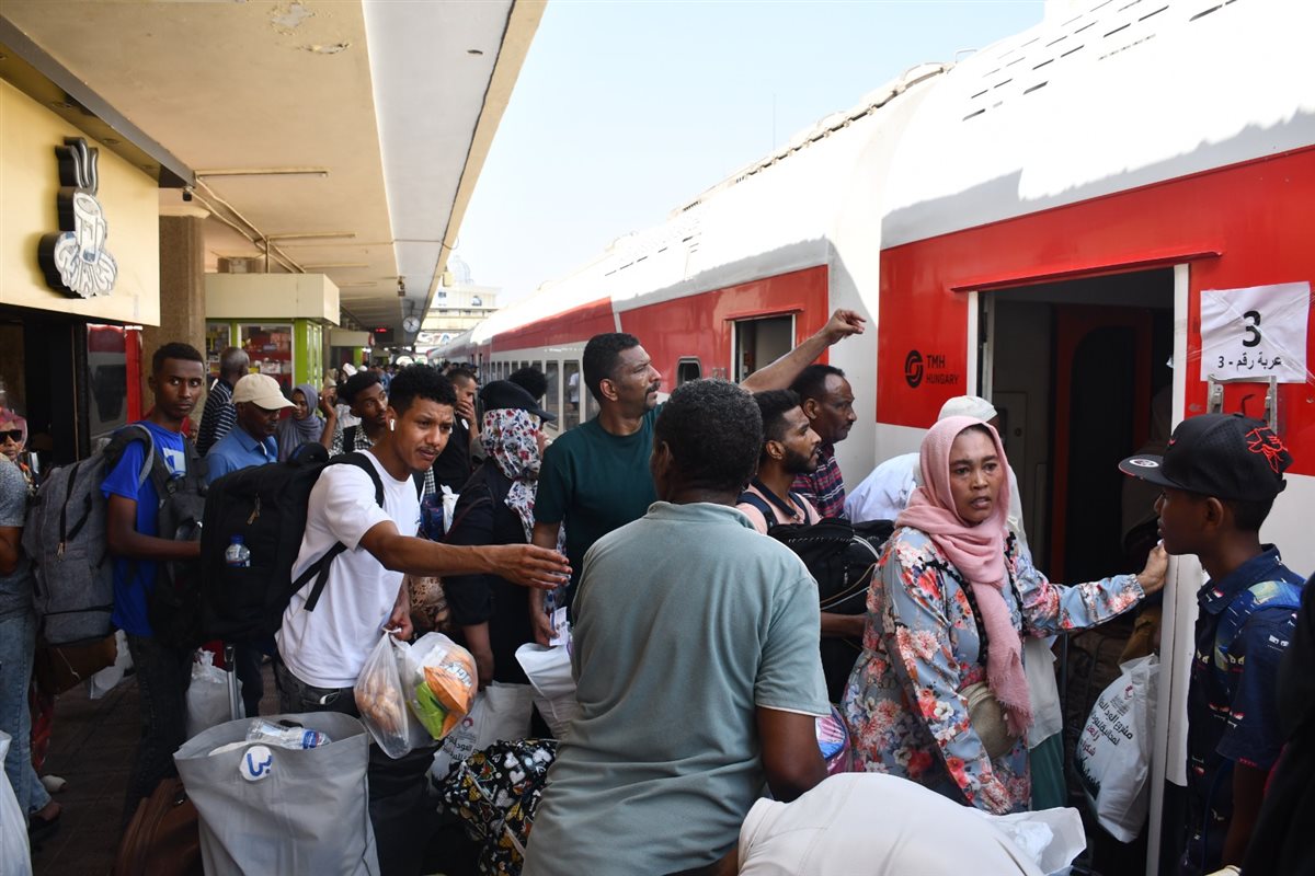قطار نقل السودانيين من القاهرة إلى أسوان