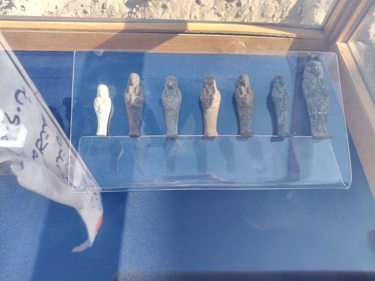  قطع أثرية نادرة خلال عملية انتشال التماثيل الغارقة