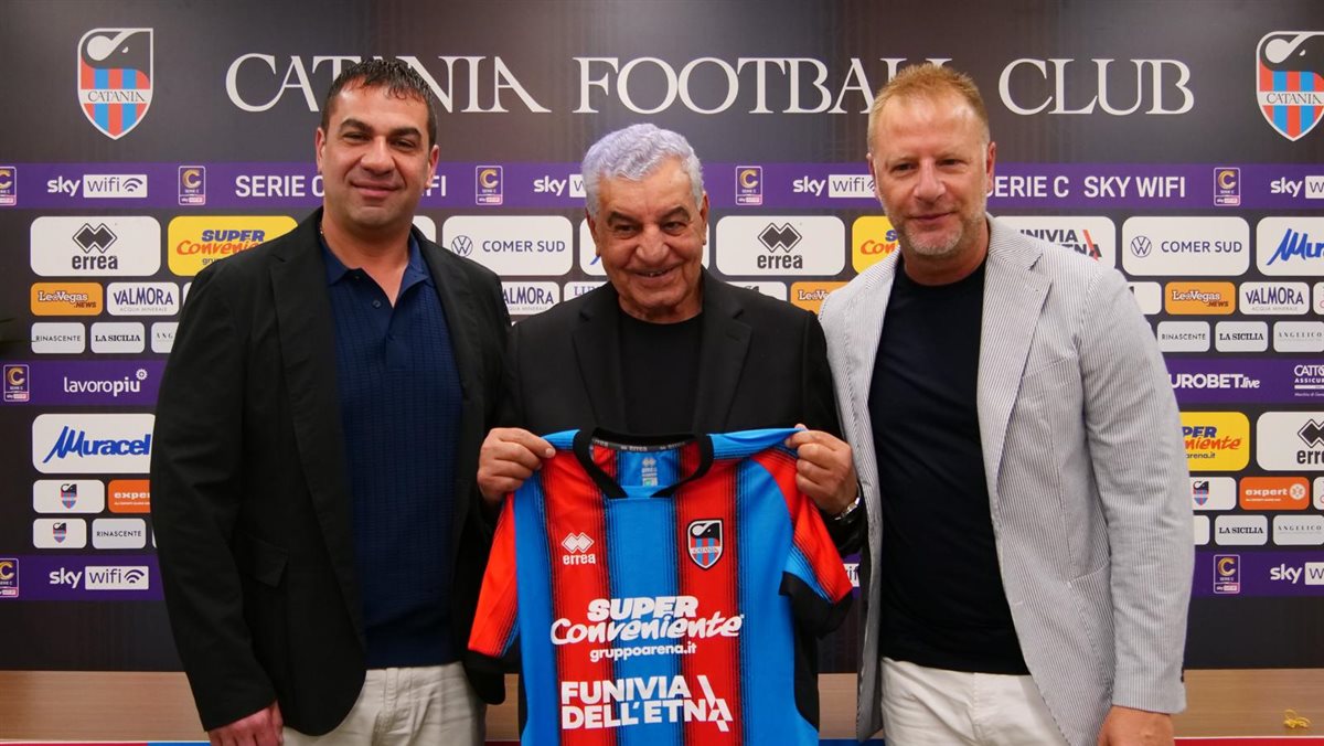 رئيس نادي كاتانيا يستقبل الدكتور زاهي حواس عالم الآثار المصرية