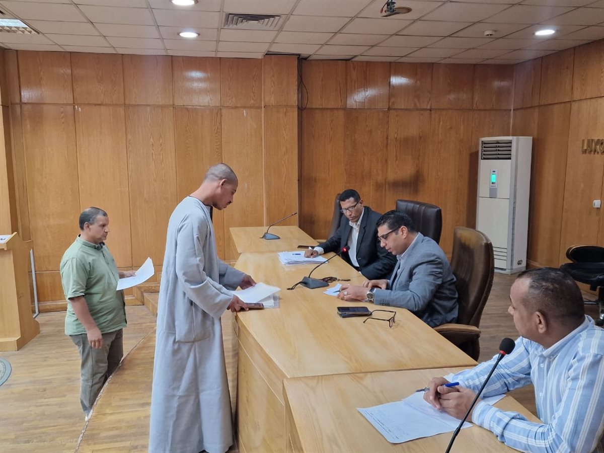 نائب محافظ الأقصر يتابع شكاوى المواطنين