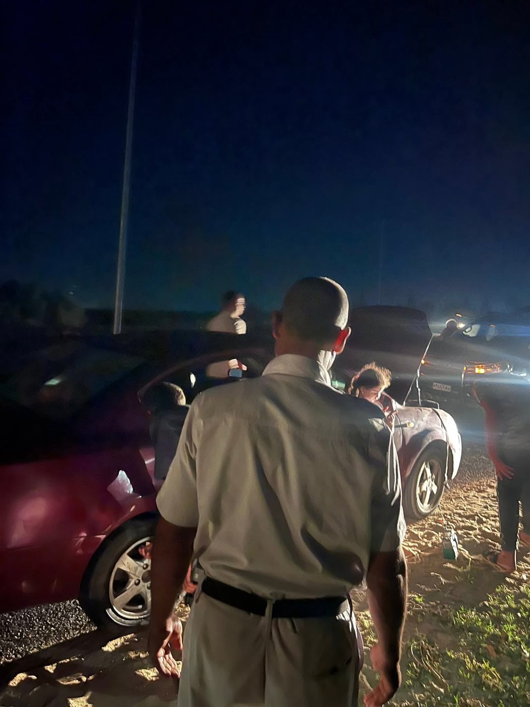 قوة شرطية تساعد أسرة تعطلت سيارتها في منطقة مزارع بالمنوفية