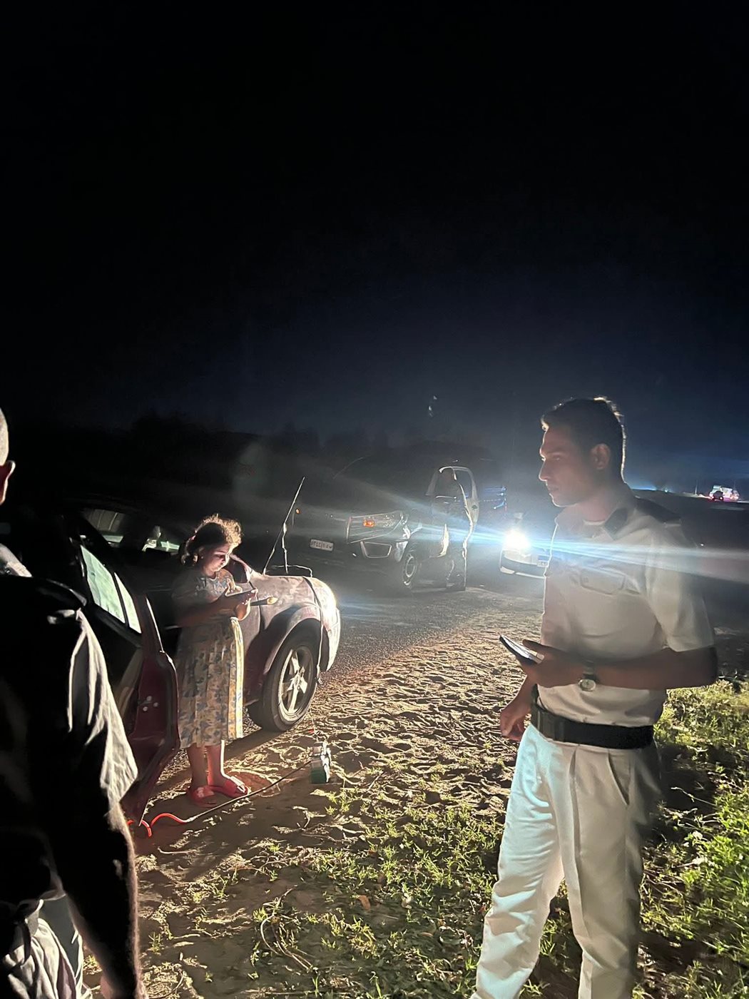 قوة شرطية تساعد أسرة تعطلت سيارتها في منطقة مزارع بالمنوفية