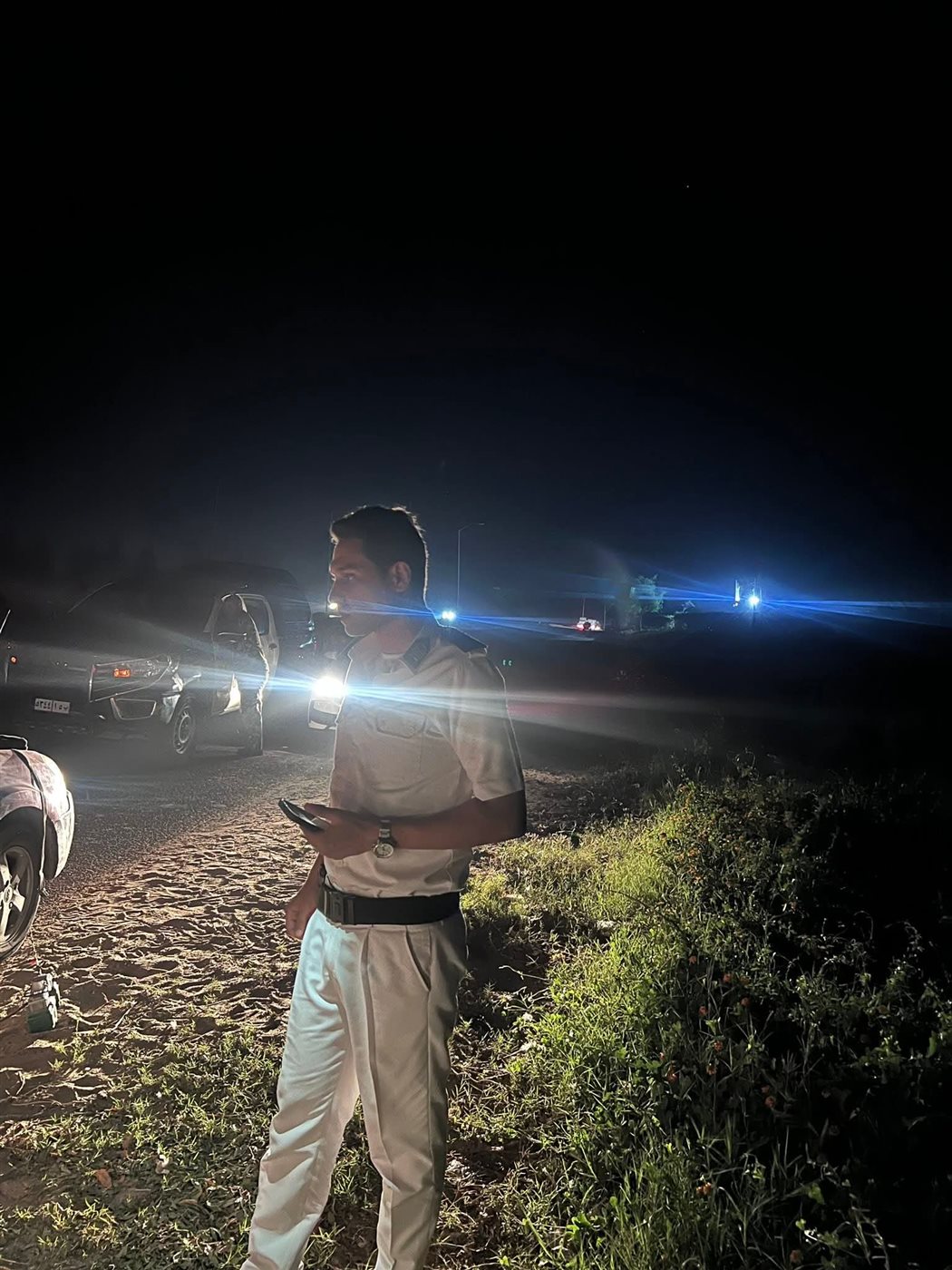 قوة شرطية تساعد أسرة تعطلت سيارتها في منطقة مزارع بالمنوفية 