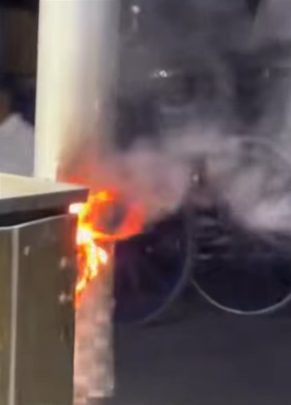 اشتعال النيران في عمود الكهرباء