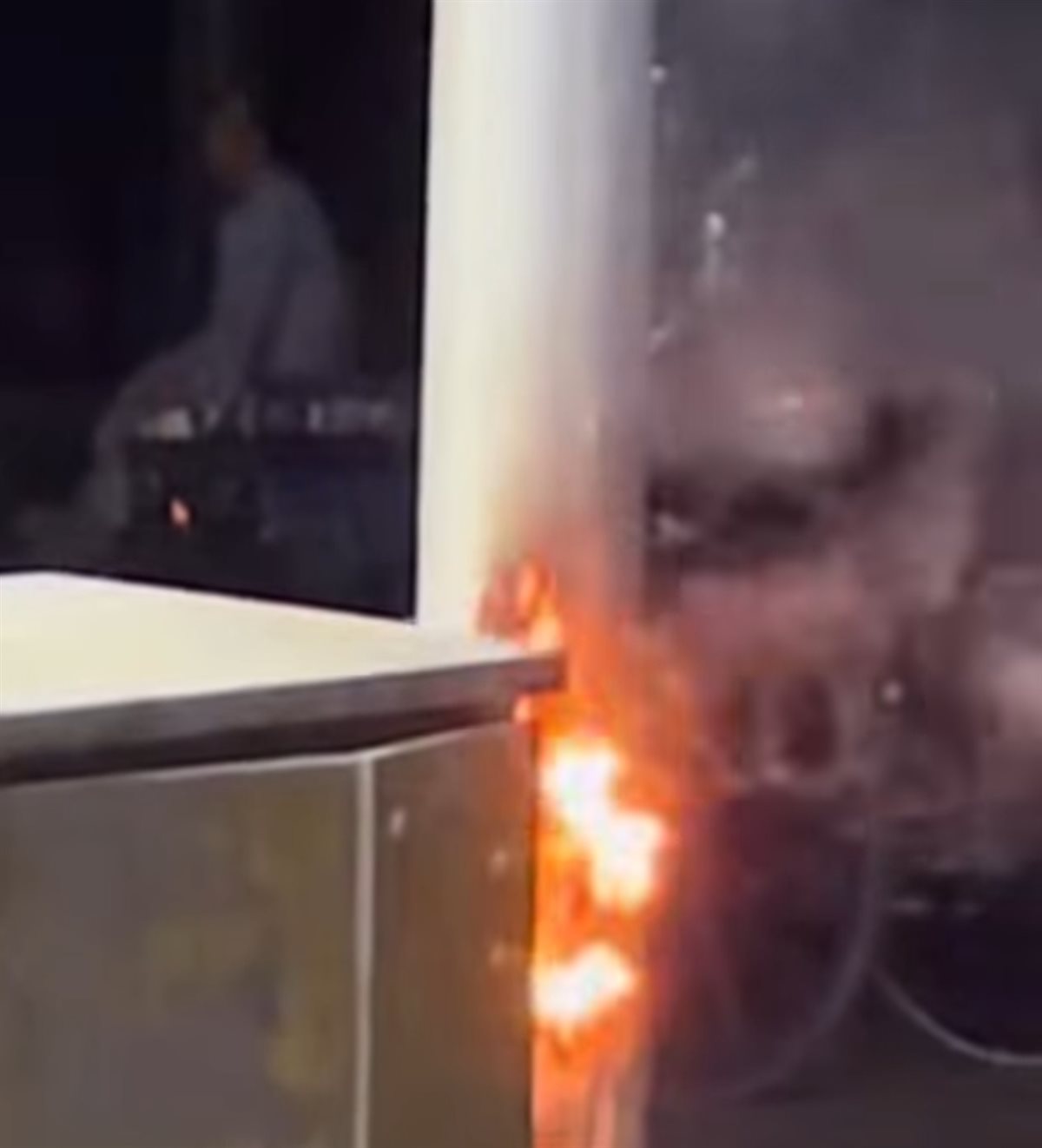 اشتعال النيران في عمود الكهرباء