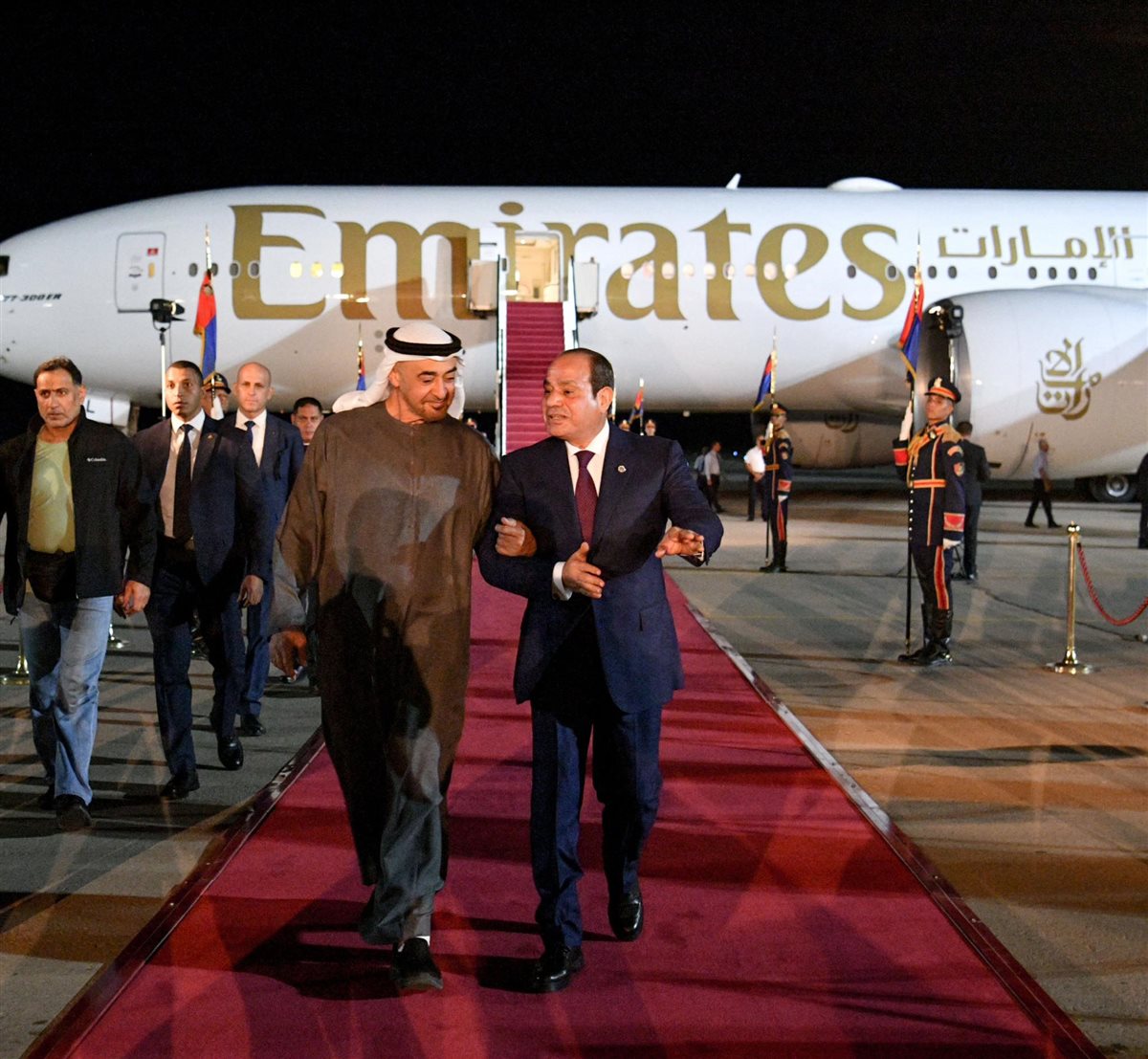 في زيارة لمصر تمتد لعدة أيام.. الرئيس السيسي يستقبل الشيخ محمد بن زايد بمطار العلمين