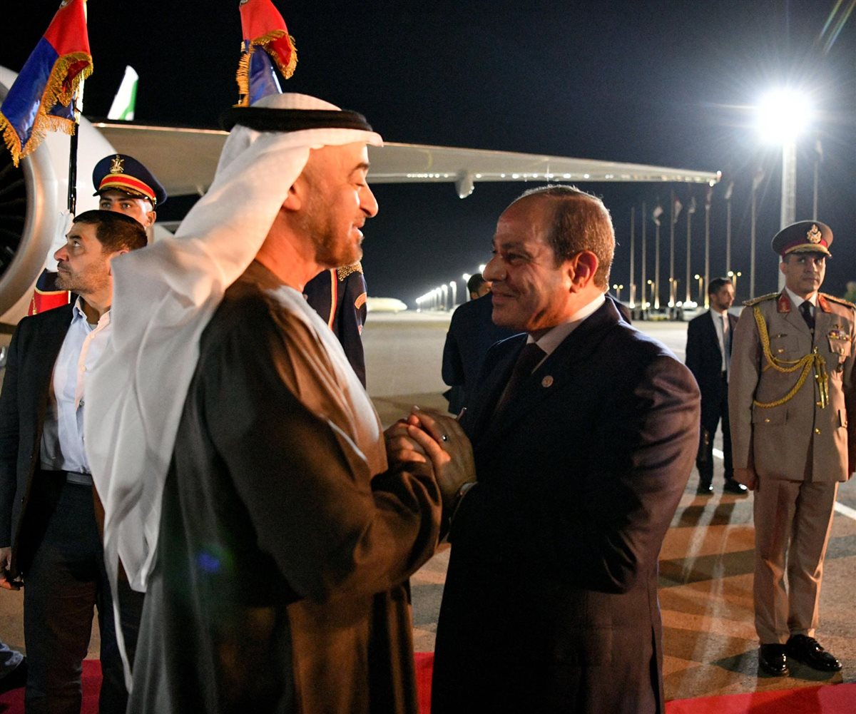 في زيارة لمصر تمتد لعدة أيام.. الرئيس السيسي يستقبل الشيخ محمد بن زايد بمطار العلمين