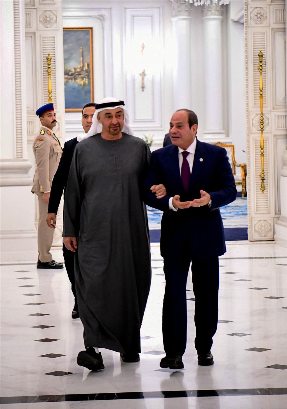 في زيارة لمصر تمتد لعدة أيام.. الرئيس السيسي يستقبل الشيخ محمد بن زايد بمطار العلمين