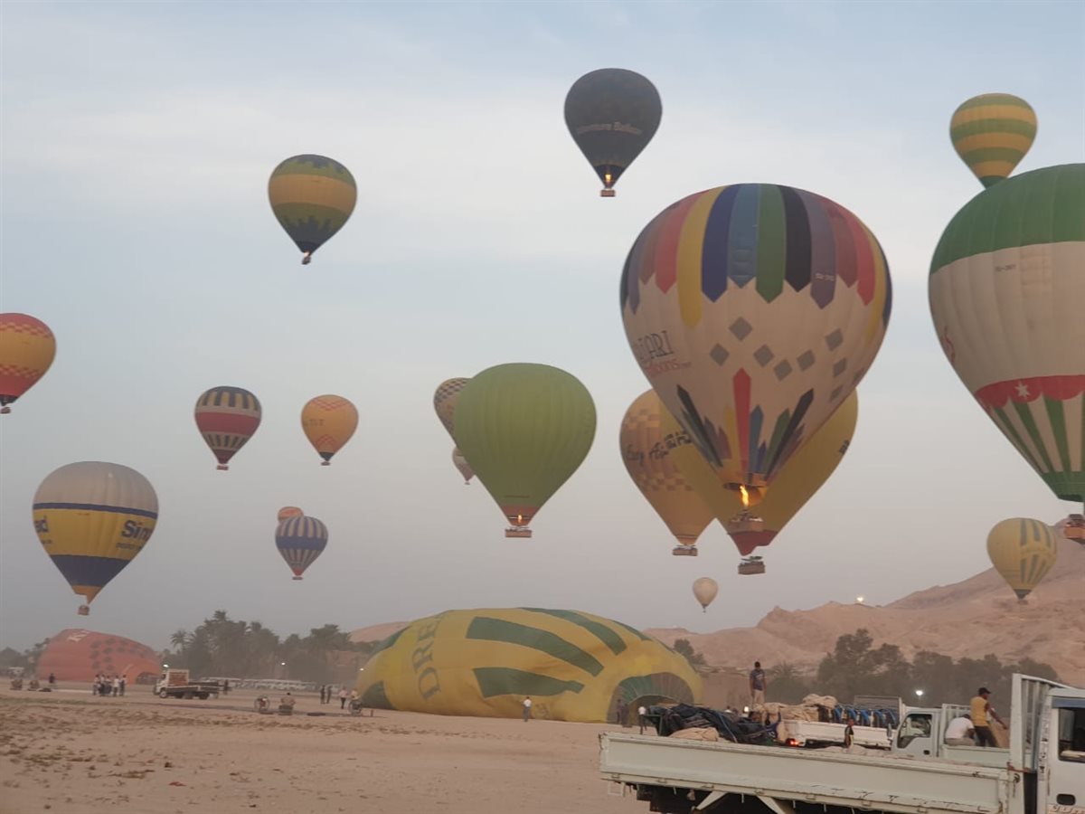 أرض مطار البالون الطائر صباح اليوم