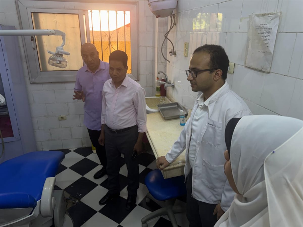 وكيل وزارة الصحة بالأقصر يتفقد القوافل الطبية 