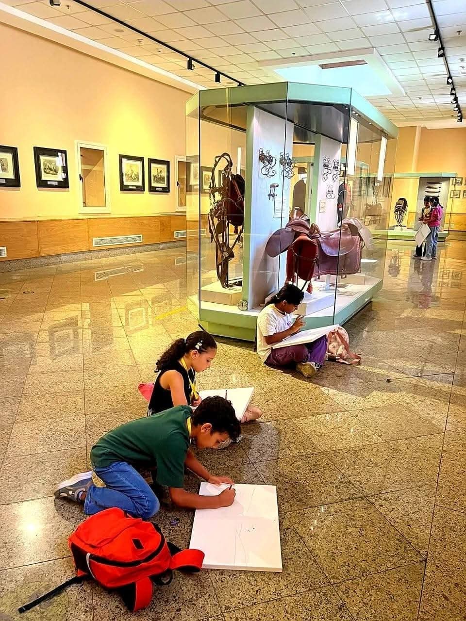 رحلة إبداعية للأطفال داخل متحف المركبات الملكية