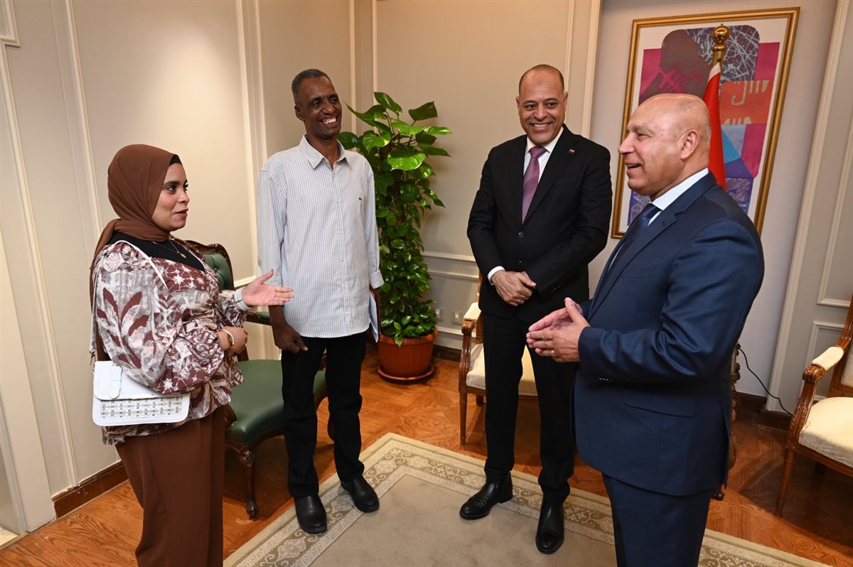 جانب من تكريم الوزير لعامل مزلقان السادات ببني سويف