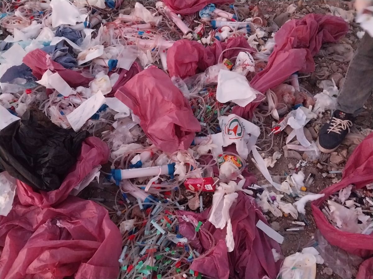 حملة مشتركة ترفع نفايات طبية خطرة على الطريق الدائري بالفيوم