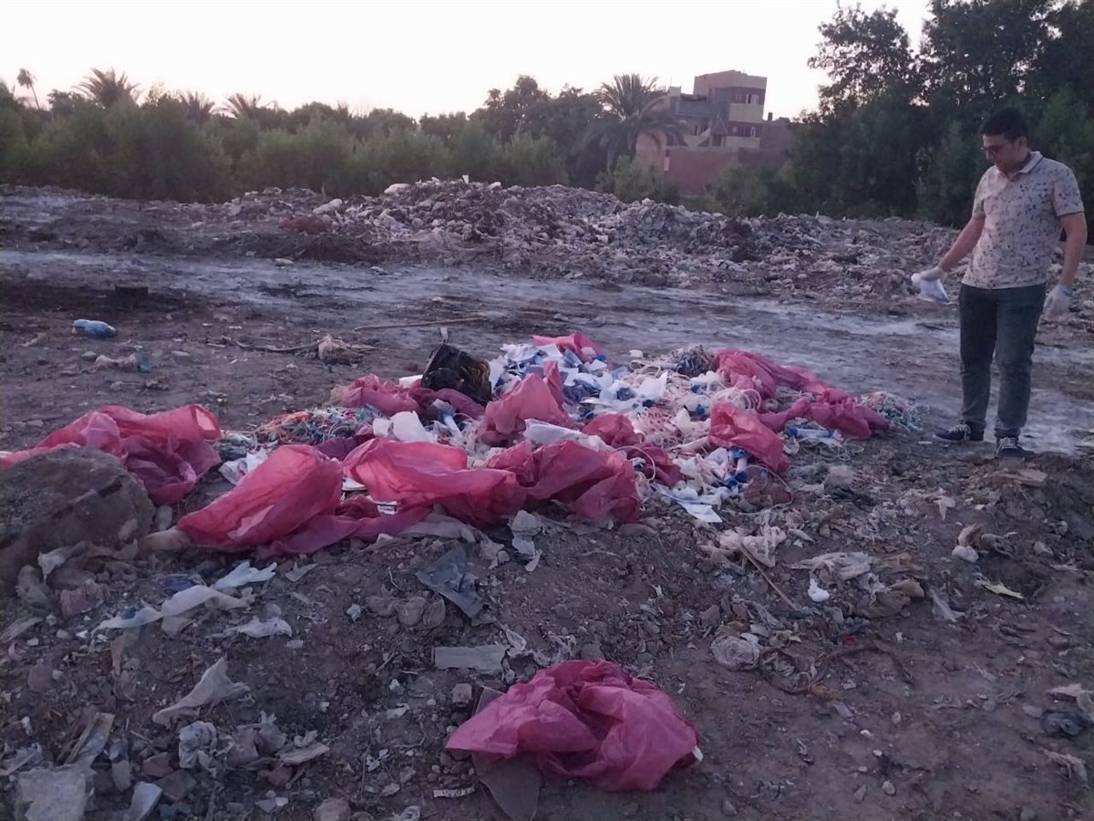 حملة مشتركة ترفع نفايات طبية خطرة على الطريق الدائري بالفيوم