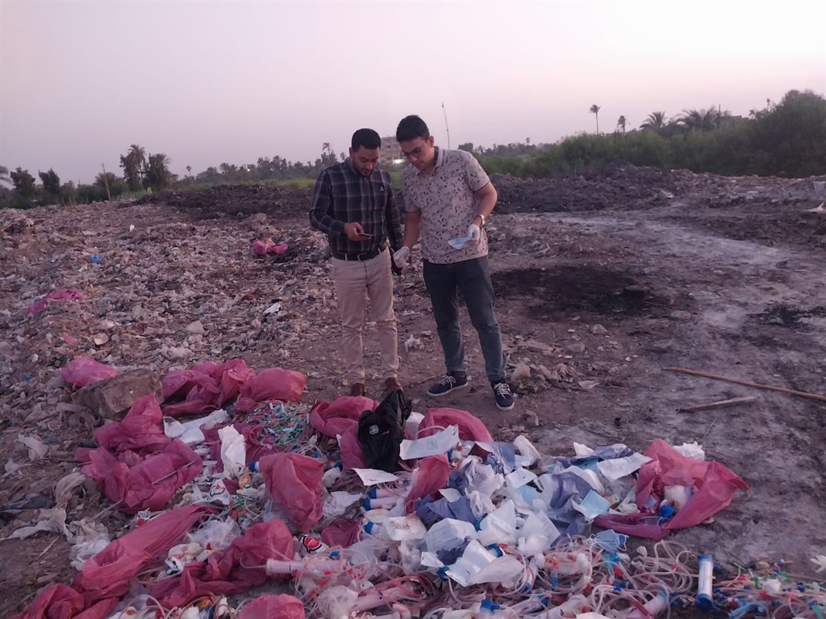 حملة مشتركة ترفع نفايات طبية خطرة على الطريق الدائري بالفيوم