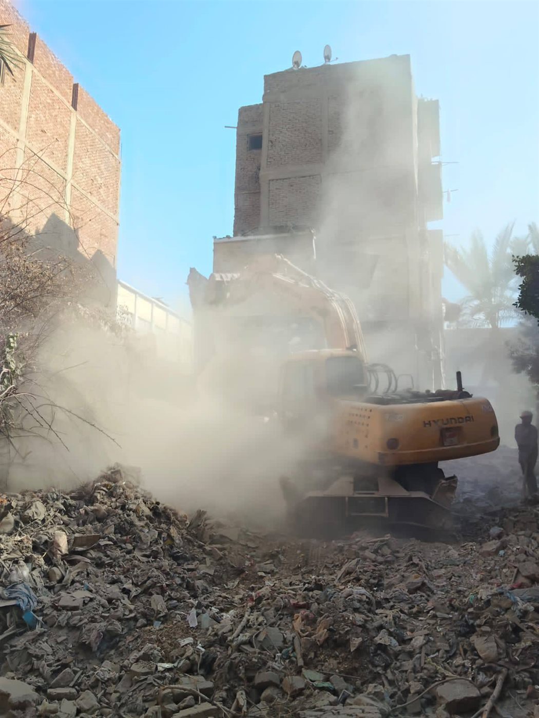 جانب من أعمال الإزالة