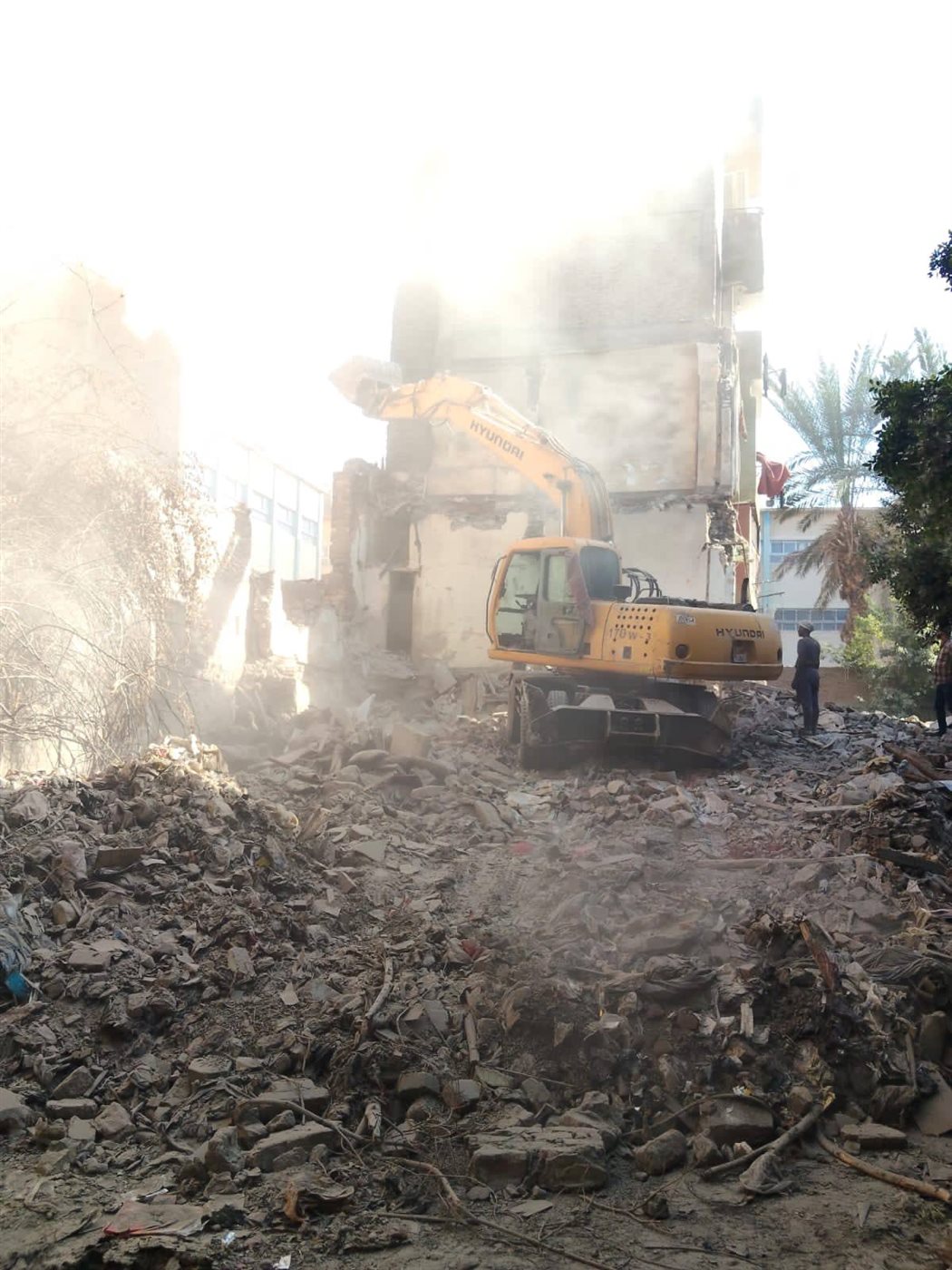 جانب من أعمال الإزالة