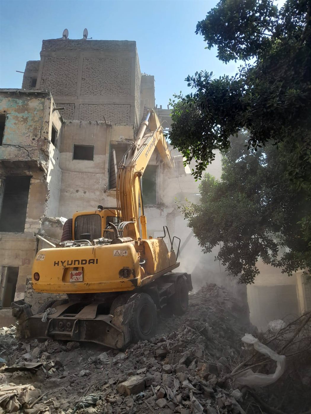 جانب من أعمال الإزالة