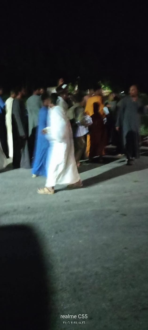 الأهالي ينقذون ركاب تكتوك سقطوا في ترعة بالأقصر 