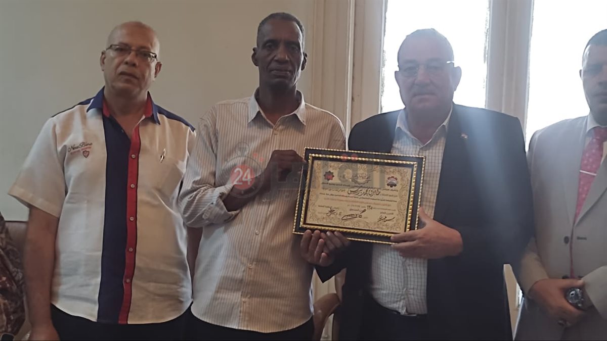 تكريم عامل مزلقان بني سويف