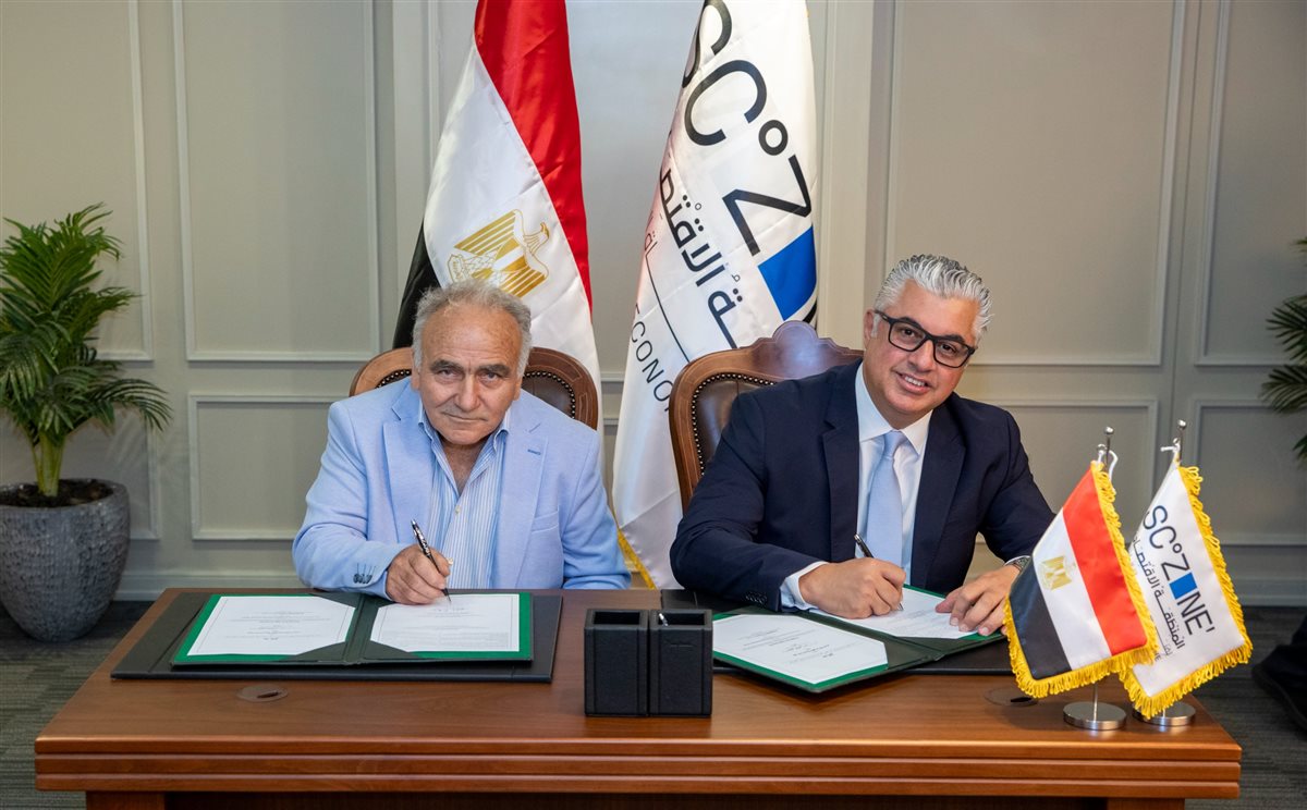 جانب من توقيع العقود