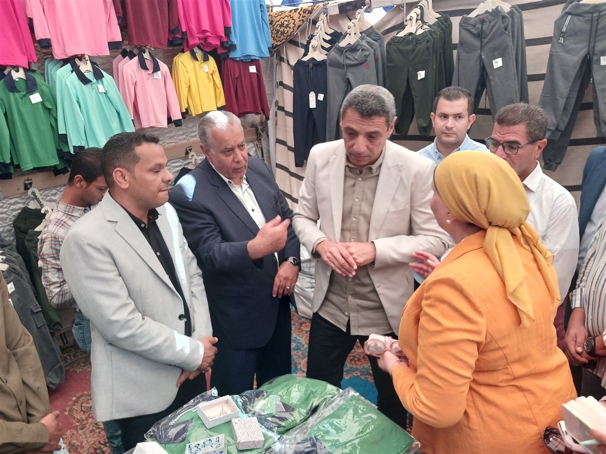 محافظ السويس يفتتح معرض أهلا بالمدارس