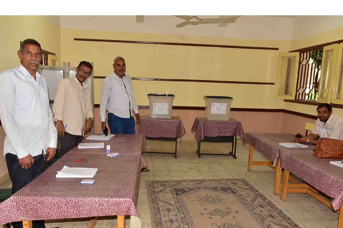 محافظ الأقصر يتفقد لجان الانتخابات 